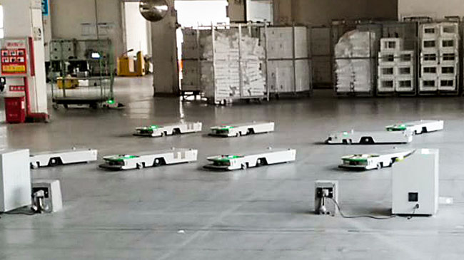 AGV ρομπότ Driverless κάρρο ένα μεταφοράς τρακτέρ σηράγγων καθοδήγησης ραγών τρόπων για τη βιομηχανία πλαστικών