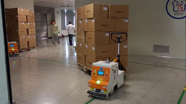 Ανθεκτική ομοιοκατευθυνόμενη AGV Tugger ναυσιπλοΐα διαδρομής ρομπότ με τον υγιή και οπτικό συναγερμό
